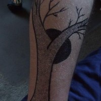 Tatuaggio semplice sulla gamba l'albero nero & la luna nera