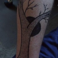 Tatuaje en la pierna, árbol misterioso con la luna negra