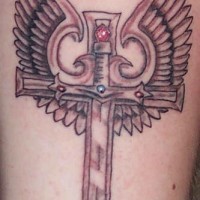 tatuaje de cruz espada con alas y gemas
