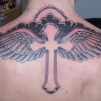 tatuaje en la espalda de cruz con alas en el cielo