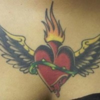 Tatuaje las alas con el corazón sagrado en rojo