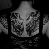 Tatuaje las alas lindas en los omoplatos