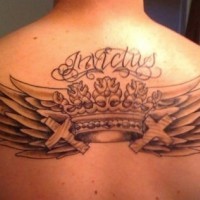 Le tatouage de haut du dos avec une couronne aillée et des croix
