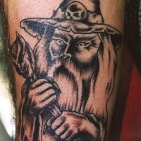 Tatuaje de un sabio viejo con barba y sombrero