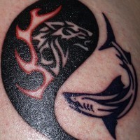 Symbole de yin yang avec le tatouage de requin