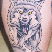 Verärgerter Wolf auf Felsen Tattoo