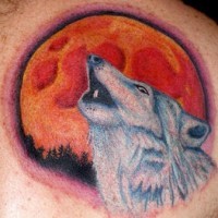 Wolf Tattoo mit einem roten Mond