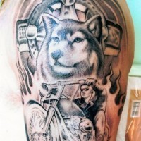 Cooles Wolf Tattoo mit Motorrad und Feuer
