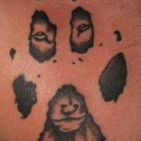 Pfotenabdrücke des Wolfs Tattoo mit Augen und Mund