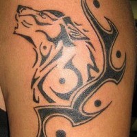 Un joli tatouage de loup tribal