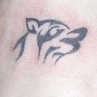 Petit tatouage de loup en style tribal