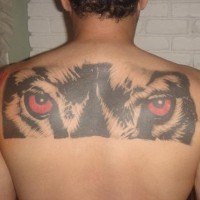 Tattoo mit Wolfaugen am Rücken