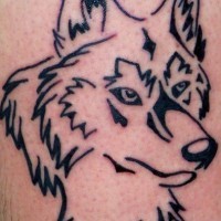 Wolfskopf Tattoo ist von schwarzen Linien entworfen