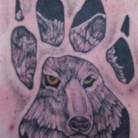 Tatuaggio colorato sulla spalla la traccia del lupo & la faccia del lupo