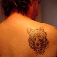 Tatuaggio sulla spalla la testa del lupo & la scritta