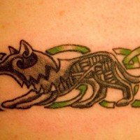 Tatuaggio classico il disegno verde & il lupo stilizzato