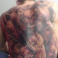 Tattoo mit starkem bösem Wolf am ganzen Rücken