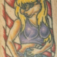 Blonde Mädchen mit Wolfskopf Tattoo