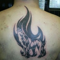 Rücken Wolf Tattoo mit schwarzem Feuer