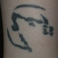 Minimalistisches Wolf Tattoo mit heulendem Wolfskopf