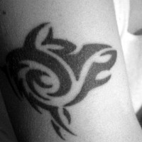 Loup tribal le tatouage en couleur noir