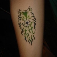 Kleiner Wolfskopf Tattoo an der Hand