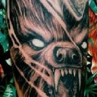Tatuaggio spaventoso la testa del lupo con la bocca spalancata