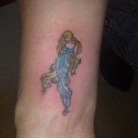 Tatuaggio sul polso ragazza bionda con il vestito azzurro