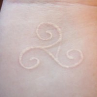 Le tatouage de poignets avec un triplex à l'encre blanc