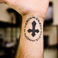 Schwarzes Kreuz Innerseite des Handgelenks Tattoo