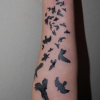 Schwarze fliegende Vögel Tattoo auf der Hand