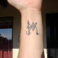 Okkultisches Symbol auf Innenseite des Handgelenks
