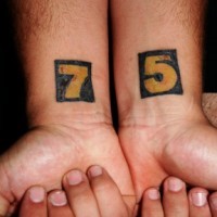 Tatuaggio sui polsi i quadrati con i numeri 7 e 5