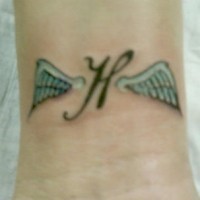 Tatuaggio sul polso la lettera H & le ali