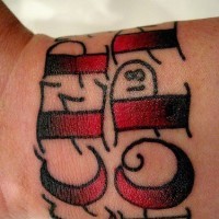Tatuaggio sul polso la scritta rossa nera