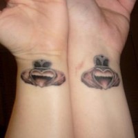 Tattoo auf beiden Handgelenken