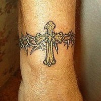 Le tatouage de poignet avec un croix doré