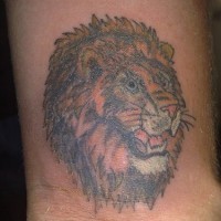 Le tatouage sur le poignet avec un lion coloré