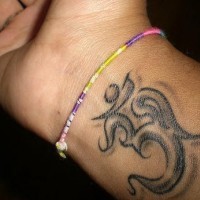 Le tatouage sur le poignet intérieur avec un symbole hindi