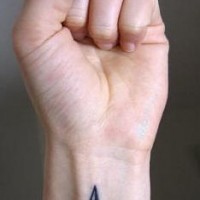 Le tatouage sur le poignet avec une étoile classique