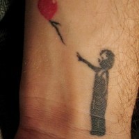Banksy Kunst auf Handgelenk Tattoo