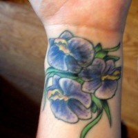 Le tatouage sur le poignet inférieur des fleurs bleues