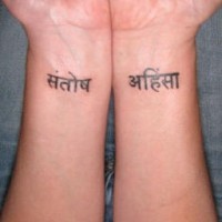 Hinduistische Schriften Tattoo auf beiden Handgelenken