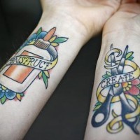 Tatuaggio colorato sulle mani  le forbici & la colla