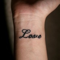 Le tatouage de poignet avec le mot calligraphique l'amour