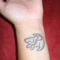 Tatuaggio sul polso il leone piccolo azzurro