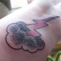 Tatuaje en la muñeca relámpago y nube gris