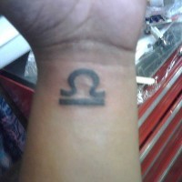Libra Tattoo auf Innerseite des Handgelenks