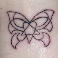 Interesante tatuaje en la muñeca mariposa en figuras geométricas