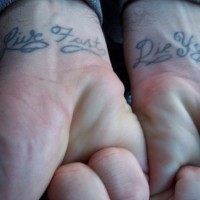 Le tatouage de deux poignets avec des inscriptions calligraphiques